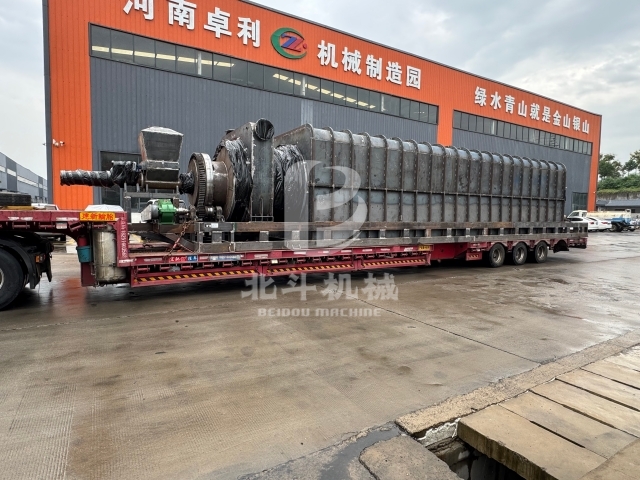 承載信任,即刻啟程!連續(xù)炭化機(jī)裝車現(xiàn)場(chǎng)